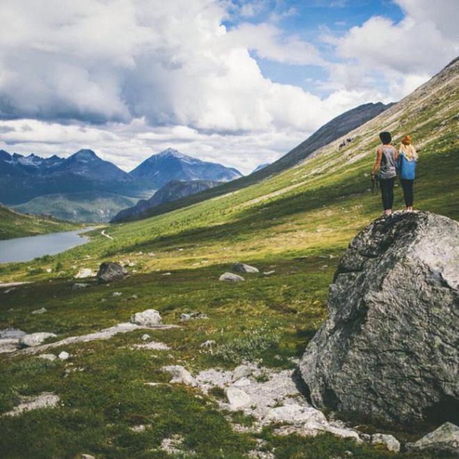 couple-traveling-around-world-photography-samuel-hildegunn-scandinavia-21-605x605-L