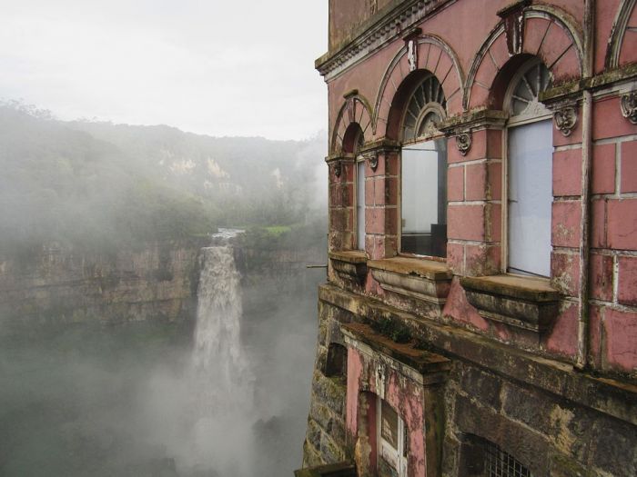 1024px-Hotel_y_Salto_del_Tequendama