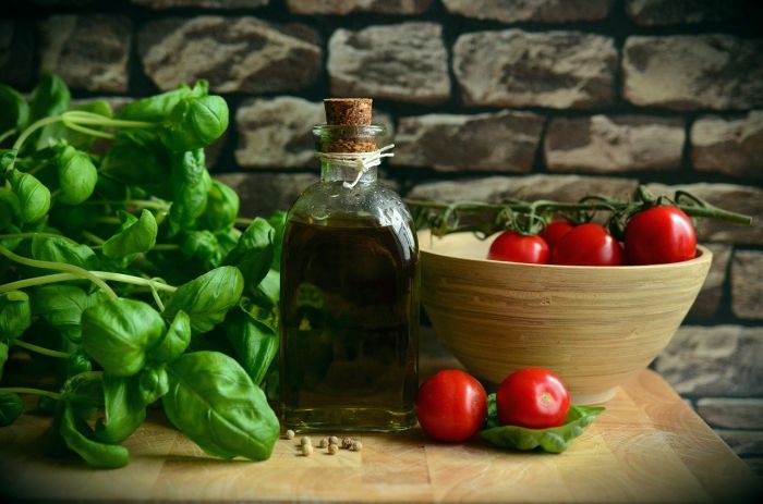 Aceite de oliva y albahaca para aderezar las comidas